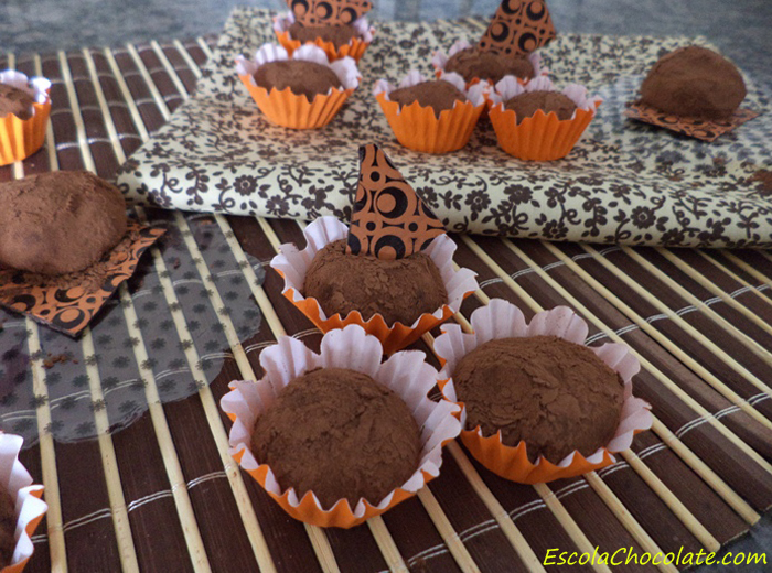 Receita fácil de Brigadeiro Gourmet Amargo decorado