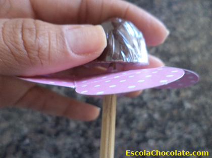 colocando o bombom no palito