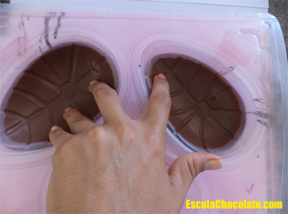 colocando parte de silicone na forma