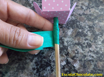 enrolando papel no palito