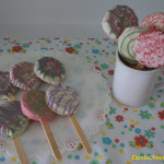 Receita Fácil de Brigadeiro de Colher Pirulito de bolacha decorado com chocolate colorido