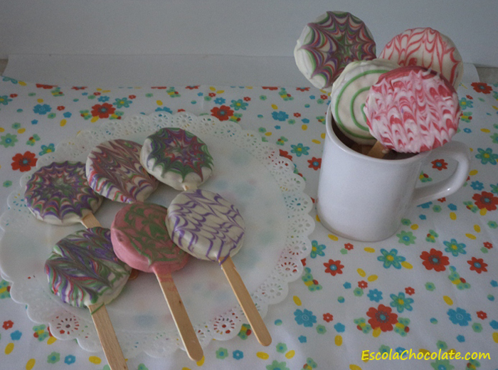 Pirulito de bolacha decorado com chocolate colorido