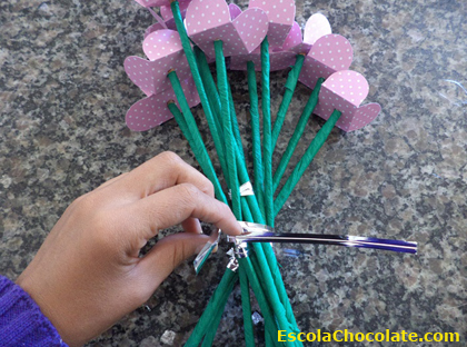 unindo as florzinhas para fazer ramalhete